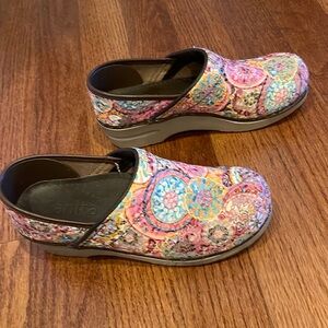 Sanita EUC 39 8-81/2 shoe pretty multicolor clogs mules